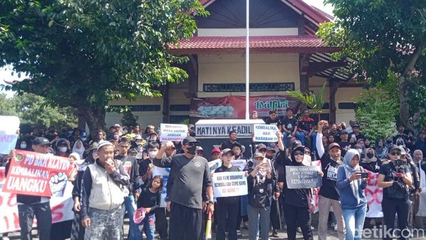 Nasabah PD BKK Klaten demo Aksi damai nasabah PD BKK Klaten di Pemkab Klaten.