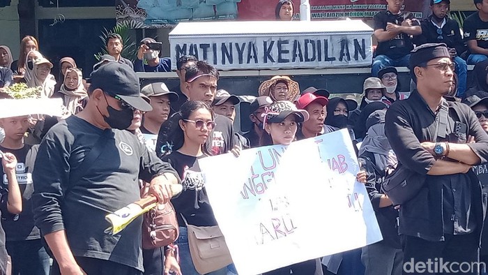 Aksi damai nasabah PD BKK Klaten di Pemkab Klaten.