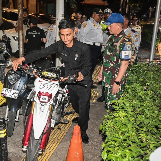 Nekat Parkir di Trotoar, Kendaraan di Gunawarman Langsung Ditertibkan