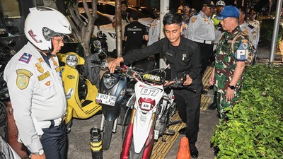 Nekat Parkir di Trotoar, Kendaraan di Gunawarman Langsung Ditertibkan