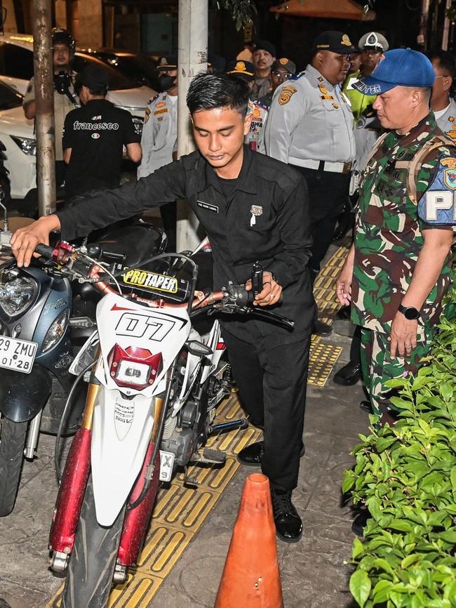 Nekat Parkir di Trotoar, Kendaraan di Gunawarman Langsung Ditertibkan