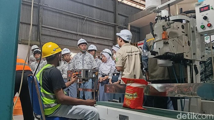 Para siswa berkunjung ke Gudang Singakerta 1 milik Perum Bulog Indramayu, Kamis (23/4/2026).