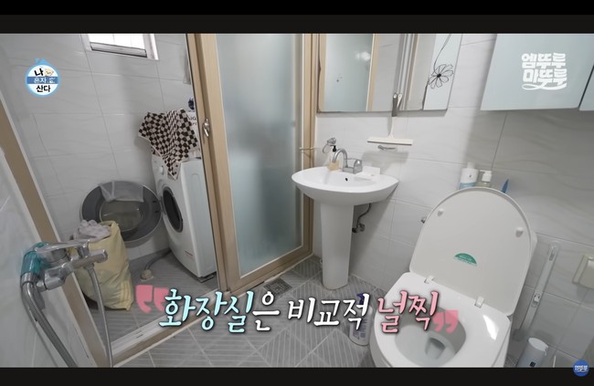 Kondisi apartemennya dinilai memprihatinkan dengan pintu berkarat, tembok berjamur, serta kaca kamar mandi yang mulai rusak akibat kurangnya perawatan dari penyewa apartemen sebelumnya. Foto: dok. MBC