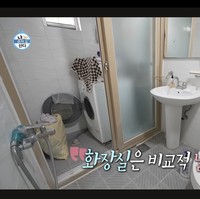 Kondisi apartemennya dinilai memprihatinkan dengan pintu berkarat, tembok berjamur, serta kaca kamar mandi yang mulai rusak akibat kurangnya perawatan dari penyewa apartemen sebelumnya. Foto: dok. MBC