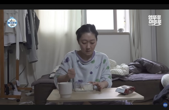 Dalam acara tersebut, Park Kyung Hye juga memperlihatkan menu sarapan paginya yang sederhana. Ia mencampurkan nasi yang sebelumnya disimpan di kulkas dengan ikan tuna kalengan. Karena tak punya meja makan, ia juga memanfaatkan sebuah meja lipat. Foto: dok. MBC