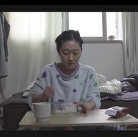 Dalam acara tersebut, Park Kyung Hye juga memperlihatkan menu sarapan paginya yang sederhana. Ia mencampurkan nasi yang sebelumnya disimpan di kulkas dengan ikan tuna kalengan. Karena tak punya meja makan, ia juga memanfaatkan sebuah meja lipat. Foto: dok. MBC