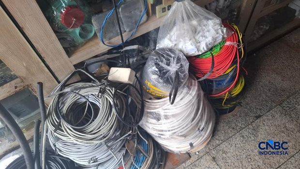 Pedagang teriak harga kabel naik tinggi seperti yang terjadi dibeberapa kios di kawasan Glodok, Jakarta, Kamis (23/4/2026). (CNBC Indonesia/Chandra Dwi Pranata)