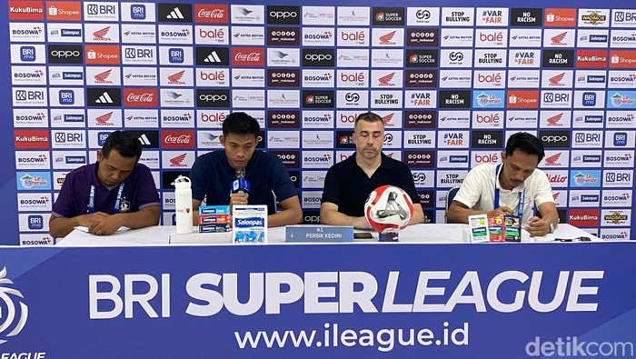 Pelatih Persik Kediri, Marcos Reina pada sesi prescon usai laga melawan PSM Makassar di Stadion Gelora BJ Habibie.
