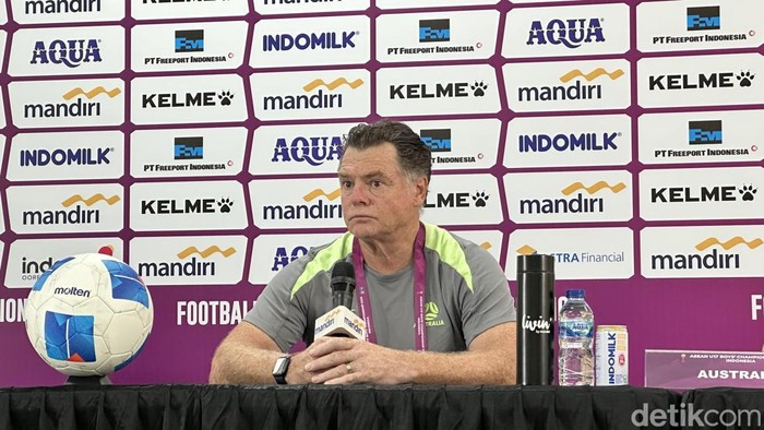 Pelatih Timnas Australia U-17, Carl Veart