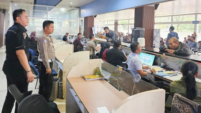 Pelayanan pembayaran pajak di Samsat Polres Cimahi