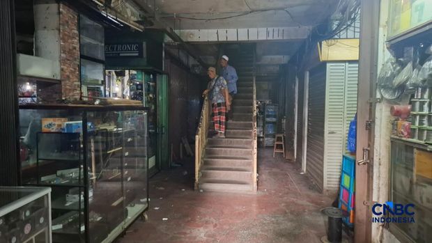 Pemadaman listrik terjadi pada sejumlah kios di Glodok, Jakarta, Kamis (23/4/2026). (CNBC Indonesia/Chandra Dwi Pranata)
