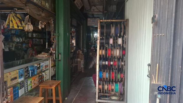 Pemadaman listrik terjadi pada sejumlah kios di Glodok, Jakarta, Kamis (23/4/2026). (CNBC Indonesia/Chandra Dwi Pranata)