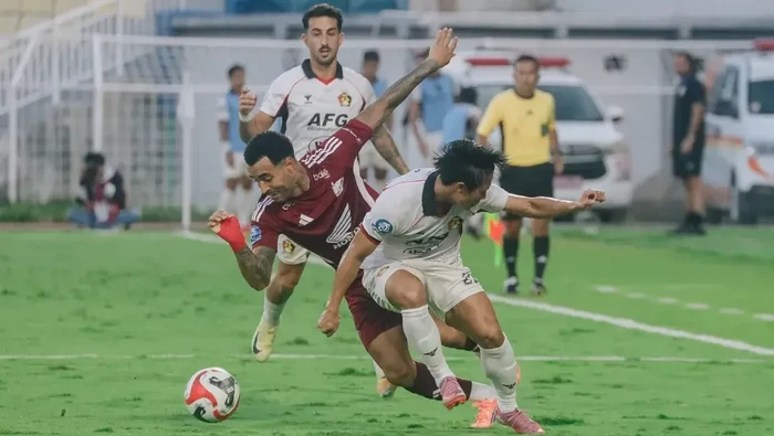 Pemain PSM Makassar Victor Luiz berudel dengan pemain Persik Kediri dalam laga Super League di Stadion Gelora BJ Habibie.