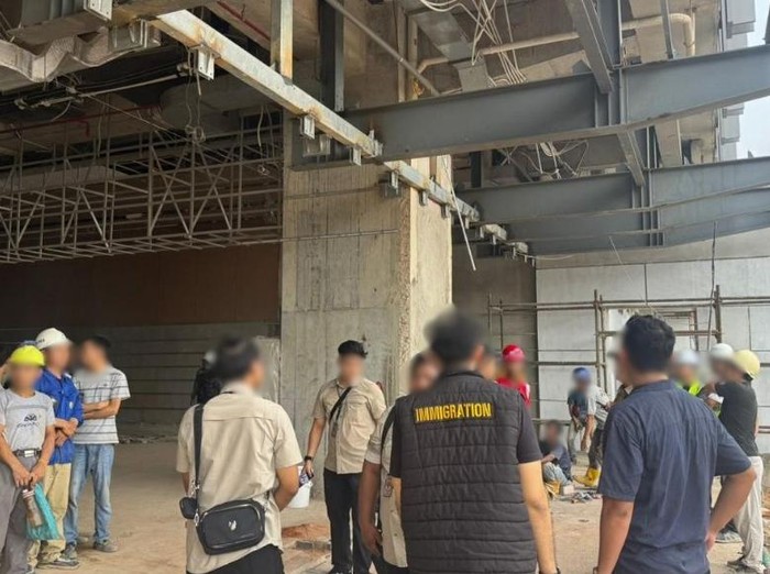 Petugas Imigrasi saat melakukan pemeriksaan terhadap WNA dalam operasi gabungan di proyek Opus Bay, Batam