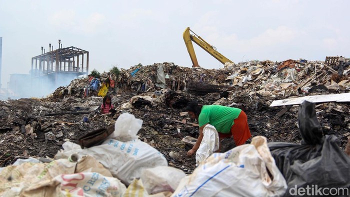 Proses pendinginan sisa kebakaran di lokasi penumpukan sampah kawasan Pegangsaan Dua, Kelapa Gading, Jakarta Utara, masih berlangsung hingga Kamis (23/4/2026). Petugas pemadam kebakaran (damkar) terus berjibaku memastikan tidak ada lagi titik api yang tersisa.