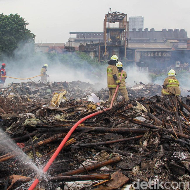 Pendinginan Kebakaran Sampah Kelapa Gading Masih Berlanjut
