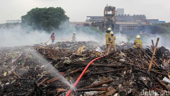 Proses pendinginan sisa kebakaran di lokasi penumpukan sampah kawasan Pegangsaan Dua, Kelapa Gading, Jakarta Utara, masih berlangsung hingga Kamis (23/4/2026). Petugas pemadam kebakaran (damkar) terus berjibaku memastikan tidak ada lagi titik api yang tersisa.