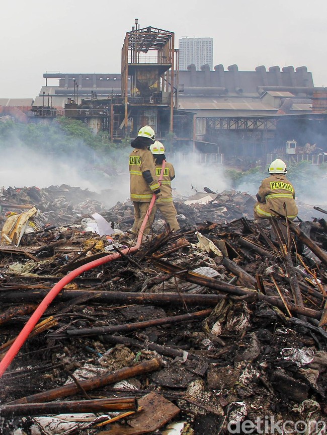 Pendinginan Kebakaran Sampah Kelapa Gading Masih Berlanjut