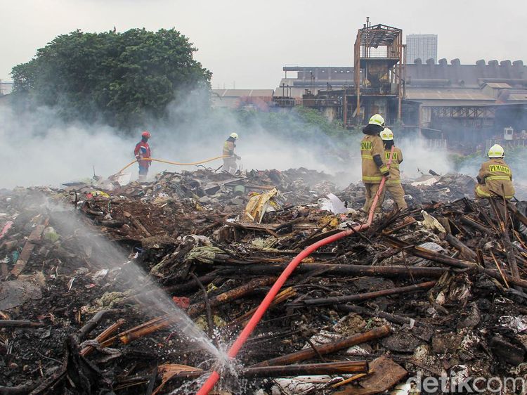 Pendinginan Kebakaran Sampah Kelapa Gading Masih Berlanjut