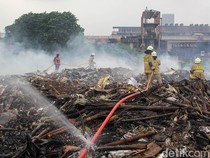 Pendinginan Kebakaran Sampah Kelapa Gading Masih Berlanjut