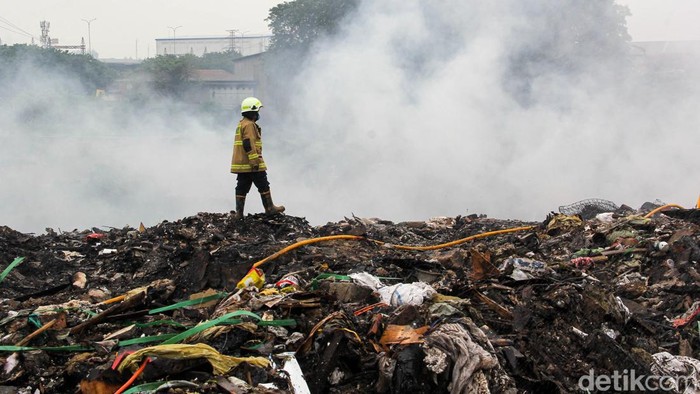 Proses pendinginan sisa kebakaran di lokasi penumpukan sampah kawasan Pegangsaan Dua, Kelapa Gading, Jakarta Utara, masih berlangsung hingga Kamis (23/4/2026). Petugas pemadam kebakaran (damkar) terus berjibaku memastikan tidak ada lagi titik api yang tersisa.