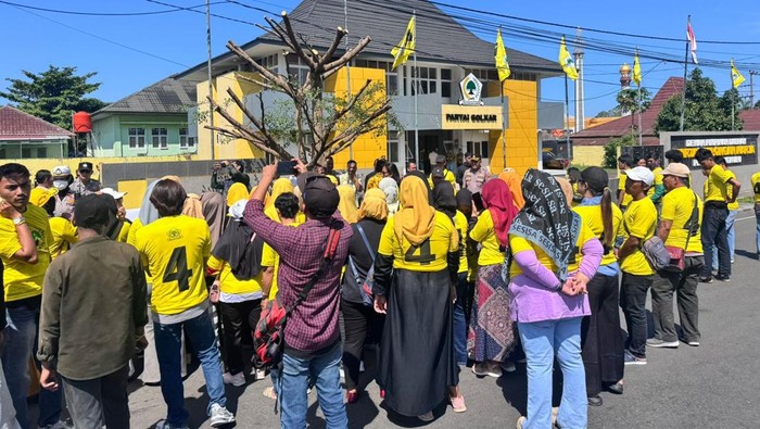 Pengurus kader Partai Golkar Kota Bengkulu mengeruduk kantor DPD Provinsi