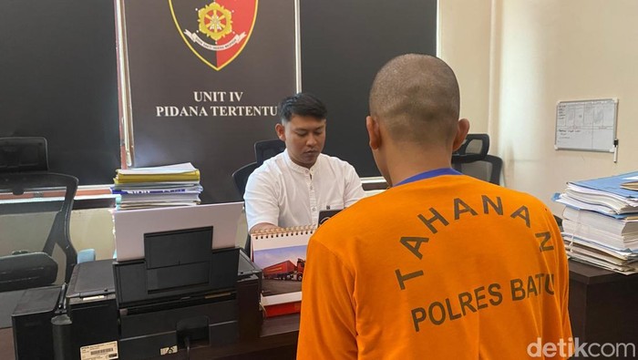 Penyidik Satreskrim Polres Batu melakukan pemeriksaan terhadap tersangka