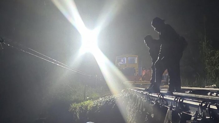 Petugas KAI menangani gogosan atau penggerusan kembali terjadi di petak jalan Cibeber-Lampegan, tepatnya di KM 73+9/0.