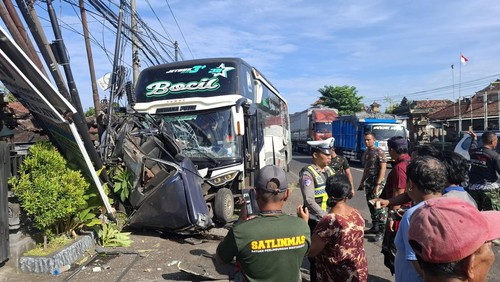 Petugas melakukan olah TKP kecelakaan bus pariwisata vs Toyota Kijang di Jalan Denpasar-Gilimanuk, Desa Pohsanten, Kecamatan Mendoyo, Jembrana, Bali, Kamis (23/4/2026). (Foto: Polres Jembrana)