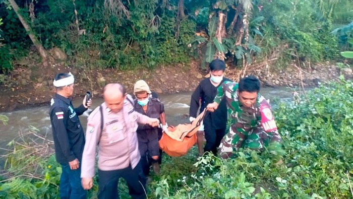 Petugas mengevakuasi jasad misterius di Garut