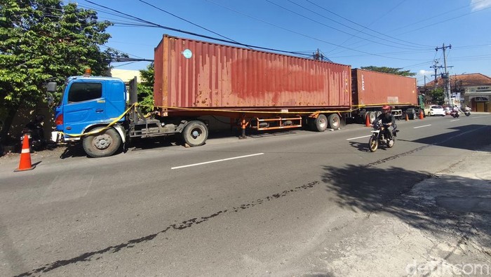 Dua kontainer berisi motor dan mobil ilegal diamankan di Mako Dit Reskrimsus Polda Jateng, Kecamatan Banyumanik, Kota Semarang, Kamis (23/4/2026).
