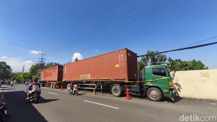 Dua truk kontainer berisi motor dan mobil ilegal diamankan di Mako Dit Reskrimsus Polda Jateng, Kecamatan Banyumanik, Kota Semarang, Kamis (23/4/2026).