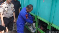 Dijelaskan oleh pihak kepolisian bahwa pelaku menggunakan modus memanfaatkan barcode kendaraan untuk membeli BBM, kemudian memindahkannya ke dalam jerigen sebelum dikirim ke luar daerah.