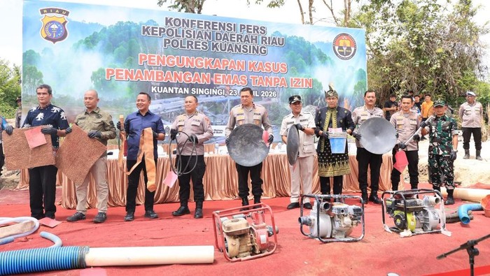 Polda Riau menangkap puluhan tersangka dan memusnahkan ribuan alat rakit tambang emas ilegal di Kuansing.