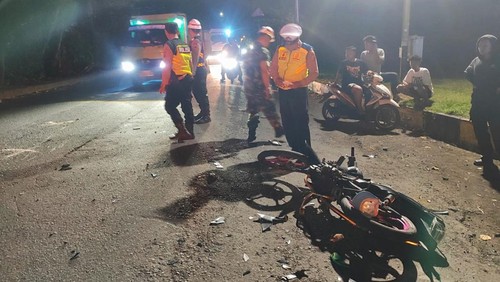 Polisi melakukan olah TKP kecelakaan lalu lintas di jalur Amlapura-Denpasar, Desa Ulakan, Kecamatan Manggis, Karangasem, Bali, Rabu (22/4/2026). (Foto: Dok. Satlantas Polres Karangasem)