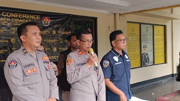 Polisi menetapkan dua orang sopir angkot yang lawan arah dan memecahkan kaca mobil lain di Jaktim