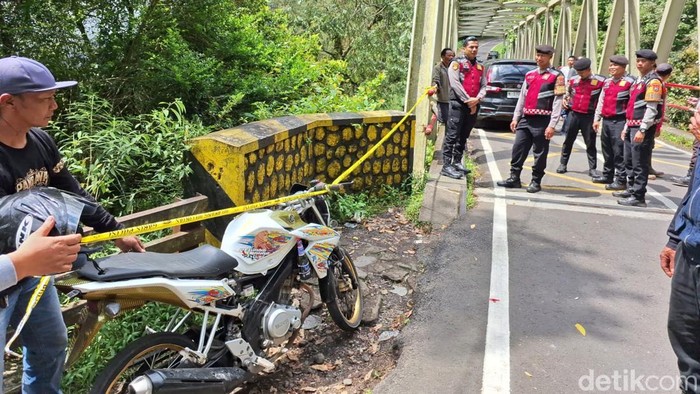 Polisi saat berada di Jembatan Cangar
