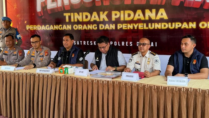 Polres Dumai menangkap 2 tersangka kasus TTPO PMI ilegal dan mengamankan 68 korban yang akan dikirim ke Malaysia, Kamis (23/4/2026).