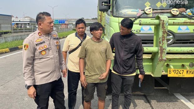 Polsek Ciracas mengamankan sopir angkot yang viral melawan arah dan memcahkan kaca mobil di Jaktim.