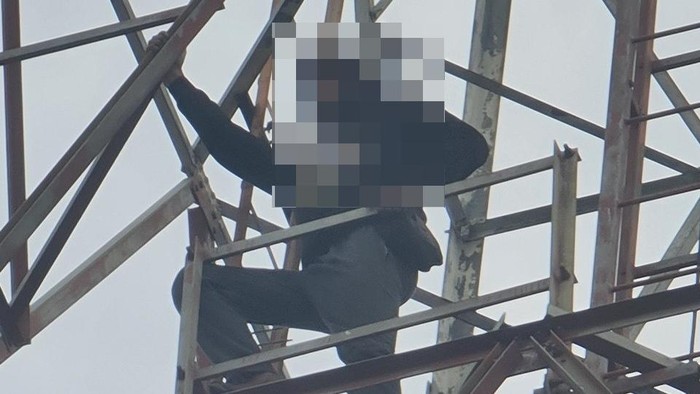 Pria panjat tower coba bunuh diri di Sidoarjo.