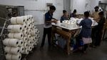 Produksi Benang Katun di Gujarat Menggeliat, Pekerja Sibuk Olah Kapas