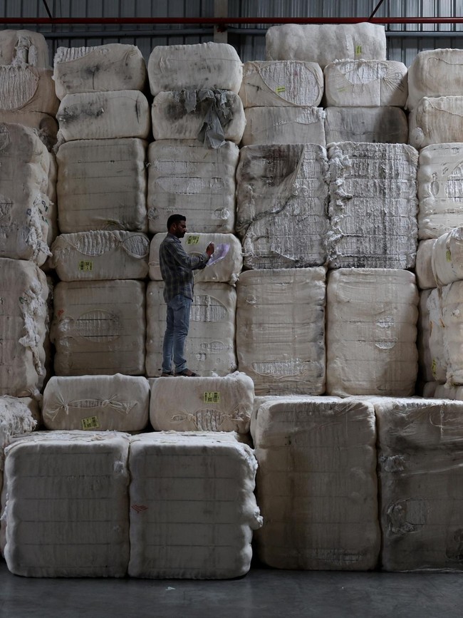 Produksi Benang Katun di Gujarat Menggeliat, Pekerja Sibuk Olah Kapas