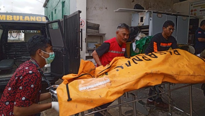Proses evakuasi jenazah yang ditemukan di bawah Jembatan Cangar.