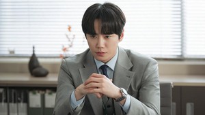 Kang Yong Ho, yang kini ada di dalam tubuh Hwang Jun Hyun, harus memulai kehidupan profesionalnya di perusahaan sebagai anak baru. Di saat yang sama, karena tubuh itu milik Hwang Jun Hyun dia juga harus menjalankan peran sebagai atlet. (Foto: dok. JTBC)