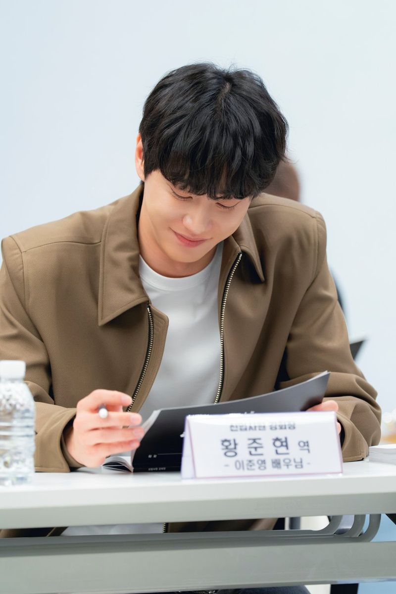 Cast drama Korea terbaru JTBC Reborn Rookie melakukan pembacaan naskah perdana.