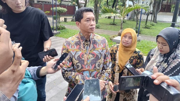 Rektor ITS Prof Bambang Pramujati