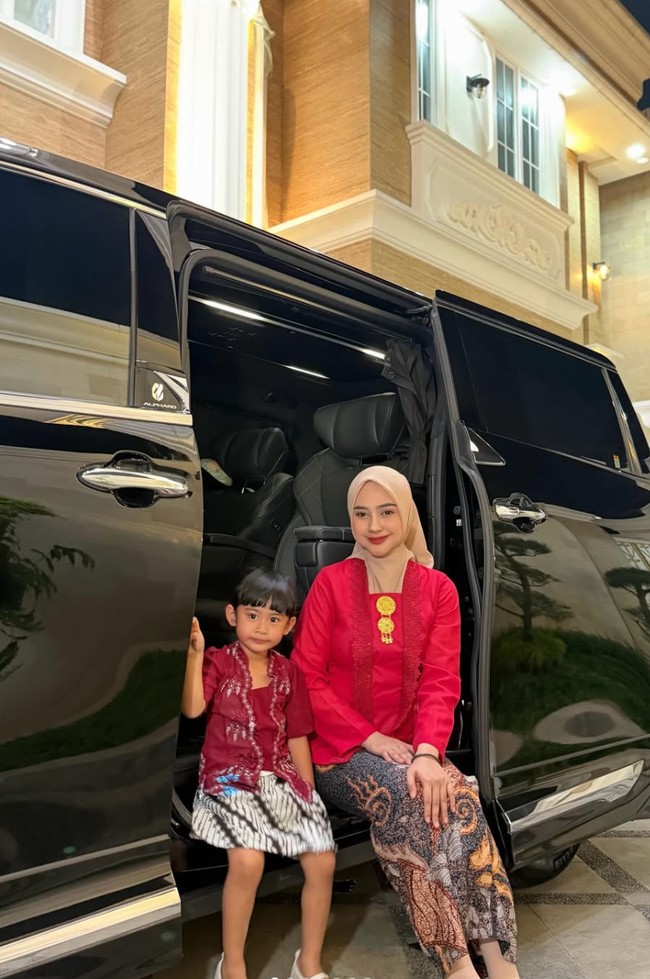 Rupanya Ricis telah melakukan operasi pada bagian hidungnya. Hal itu diungkap Ricis saat membalas salah satu komentar di media sosialnya. Bneran op gaksih, soalnya difilter yg dia pake vt lain beda, bunyi komentar. Bener yun aku rino.. balas Riciss. Foto: Instagram/@riaricis1795