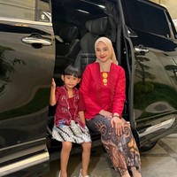 Rupanya Ricis telah melakukan operasi pada bagian hidungnya. Hal itu diungkap Ricis saat membalas salah satu komentar di media sosialnya. Bneran op gaksih, soalnya difilter yg dia pake vt lain beda, bunyi komentar. Bener yun aku rino.. balas Riciss. Foto: Instagram/@riaricis1795