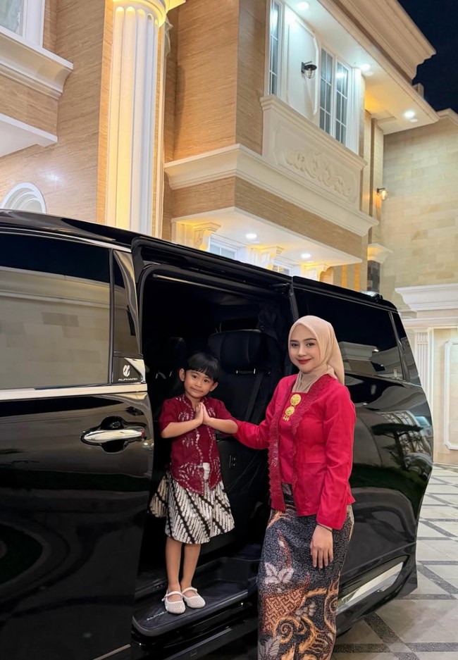 Alih-alih menyoroti gaya berbusananya, banyak yang justru menyoroti wajah Ricis. Wajahnya disebut-sebut terlihat jauh berbeda dari biasanya. Ini siapa icis? Ko beda, tulis salah satu komentar. Pangling bangett, komentar lain. Foto: Instagram/@riaricis1795