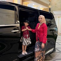 Alih-alih menyoroti gaya berbusananya, banyak yang justru menyoroti wajah Ricis. Wajahnya disebut-sebut terlihat jauh berbeda dari biasanya. Ini siapa icis? Ko beda, tulis salah satu komentar. Pangling bangett, komentar lain. Foto: Instagram/@riaricis1795